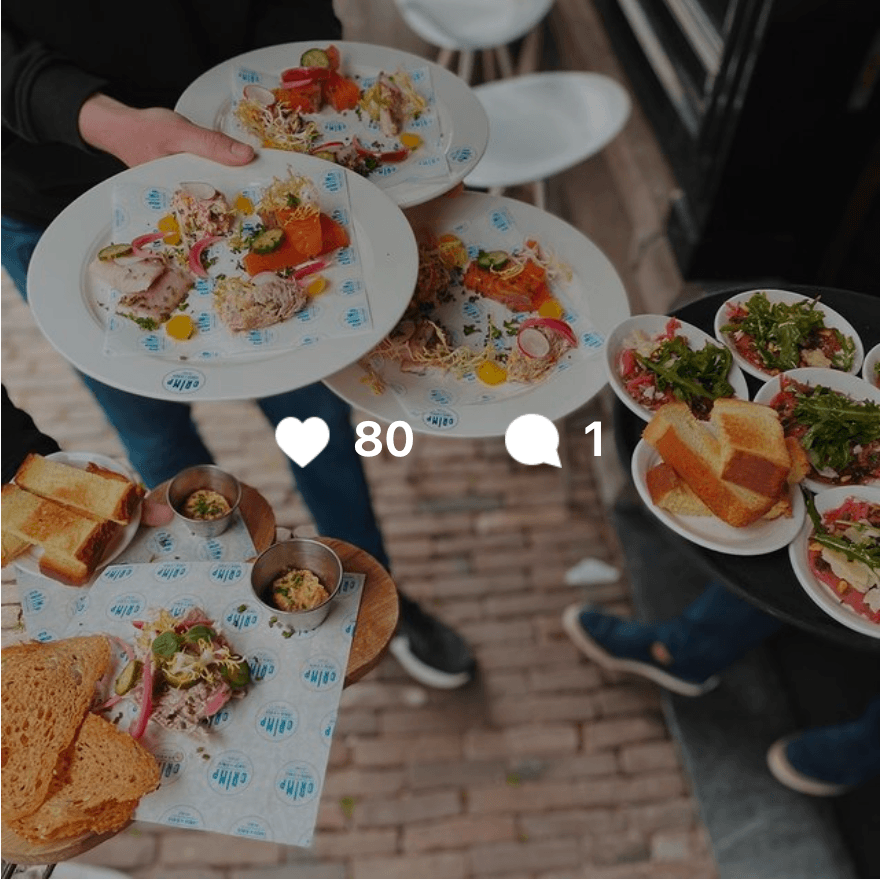 Borden met lunchgerechten worden uitgeserveerd op het terras